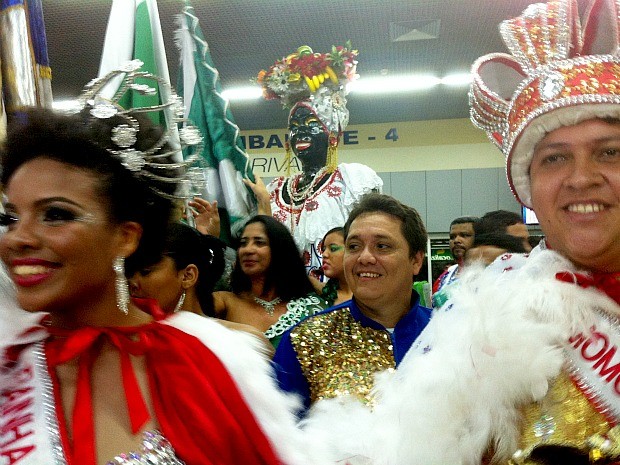 Muita gente aguardava a chegada personagem folclórica no aeroporto de Manaus (Foto: Mônica Dias/G1 AM)