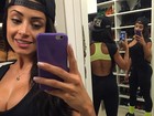 Aline Riscado tira selfie e exibe boa forma de frente e de costas