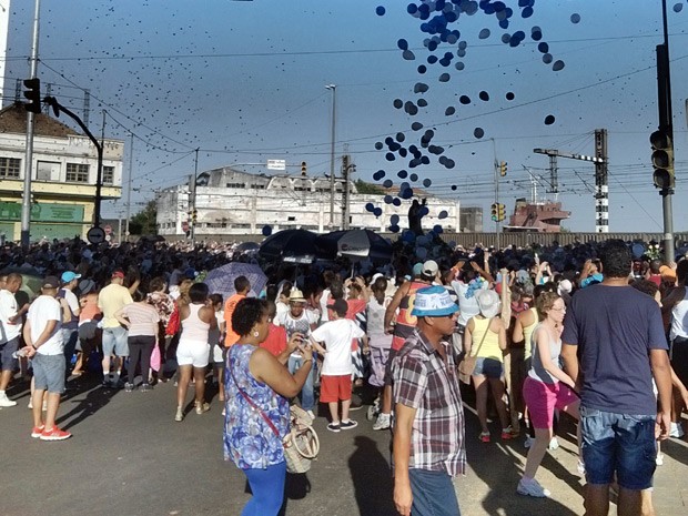 Balões e papel picado na passagem da imagem pela Avenida Mauá (Foto: Carlos Angelo/RBS TV)