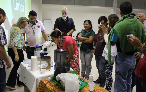 Voluntários recebem capacitação de combate ao Aedes aegypti através do Consciência Limpa (Foto: Onofre Martins/Rede Amazônica)