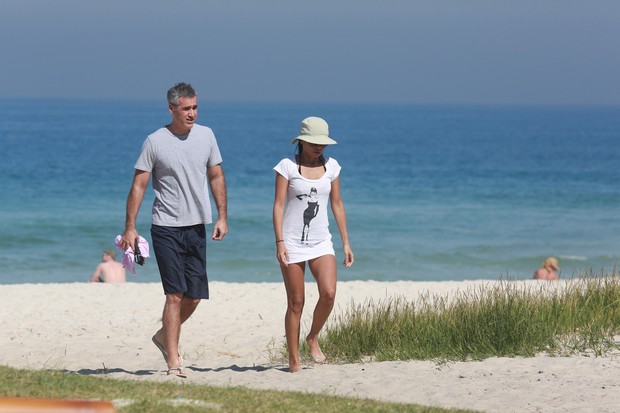 Anna Lima encontra namorado na praia (Foto: Dilson Silva / Agnews)