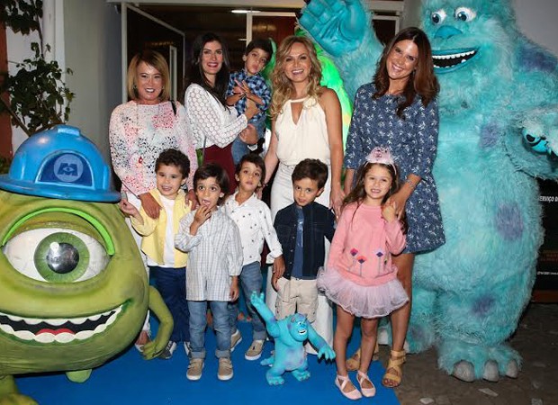 Eliana recebe convidados de festa (Foto: Manuela Scarpa/Photo Rio News)