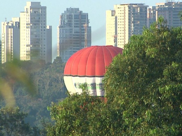 Competidores se preparam para provas de balonismo em Ribeirão (Foto: Reprodução/EPTV)