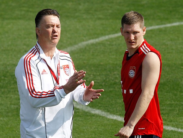 Louis van Gaal e Bastian Schweinsteiger no treino do Bayern de Munique (Foto: Reuters)