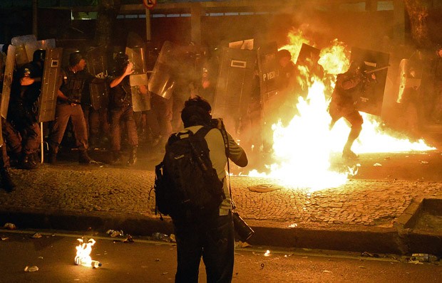 Coquetel molotov atinge um dos policiais (Foto: Tasso Marcelo/AFP)