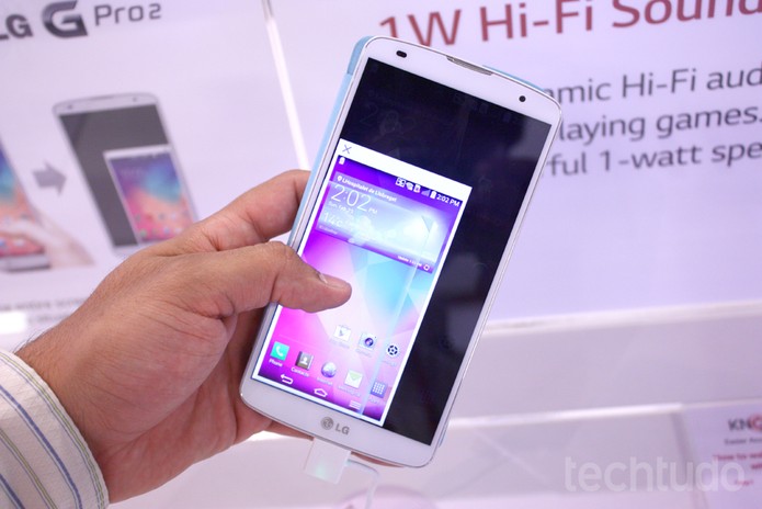 LG G Pro 2 permite a utilização com apenas uma das mãos, reduzindo a tela (Foto: Allan Melo / TechTudo) LG G Pro 2 permite a utilização com apenas uma das mãos, reduzindo a tela (Foto: Allan Melo / TechTudo)