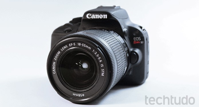 A Canon EOS Rebel SL1 (100D) é a menor DSLR de entrada disponível no mercado (Foto: Adriano Hamaguchi/TechTudo) A Canon EOS Rebel SL1 (100D) é a menor DSLR de entrada disponível no mercado (Foto: Adriano Hamaguchi/TechTudo)