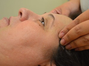 Grupo testa massagem que pode curar dores de cabeça (Foto: Rodolfo Tiengo/ G1)