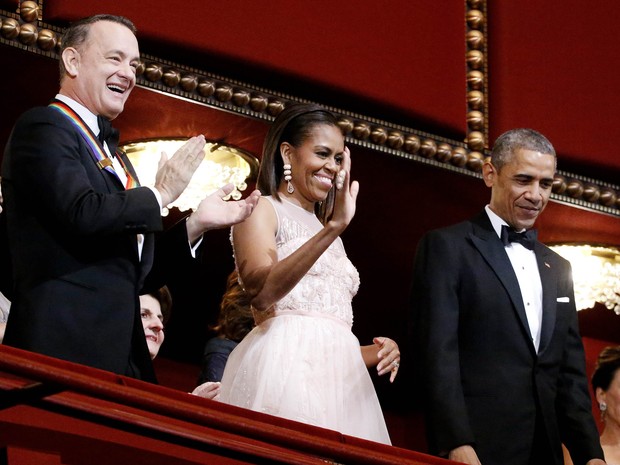 Tom Hanks com Barack Obama e Michelle Obama em premiação em Washington, nos Estados Unidos (Foto: Joshua Roberts/ Reuters)
