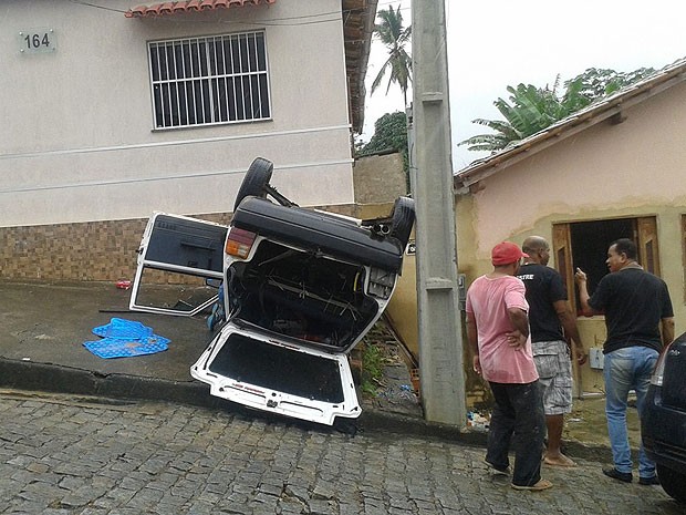 Carro capota em ladeira em Itamaraju (Foto: Maurílio Garcia / Site Cocobongo)