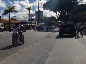 Carro parado na calçada obrigou cadeirante a transitar pela via dos carros na avenida Epitácio Pessoa (Foto: Divulgação/Marco Tulio Guamão)