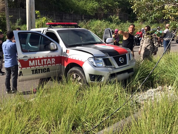 Viatura ainda derrubou poste após se envolver em colisão com motocicleta (Foto: Walter Paparazzo/G1) Viatura ainda derrubou poste após se envolver em colisão com motocicleta (Foto: Walter Paparazzo/G1)