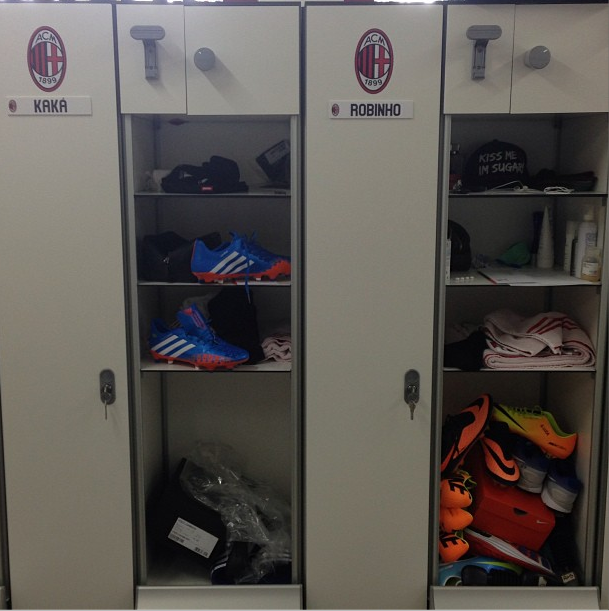 Robinho publica foto do vestiário do Milan com armário de Kaká (Foto: Reprodução / Instagram)