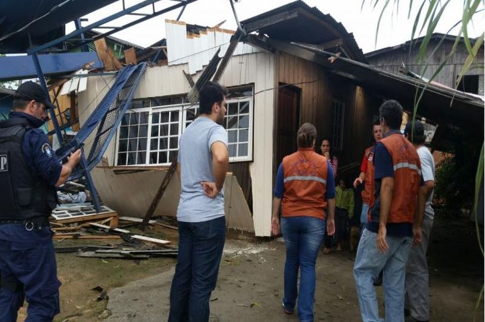 Itajaí teve mais de 100 casas destelhadas após temporal (Foto: Marcos Porto/Divulgação)