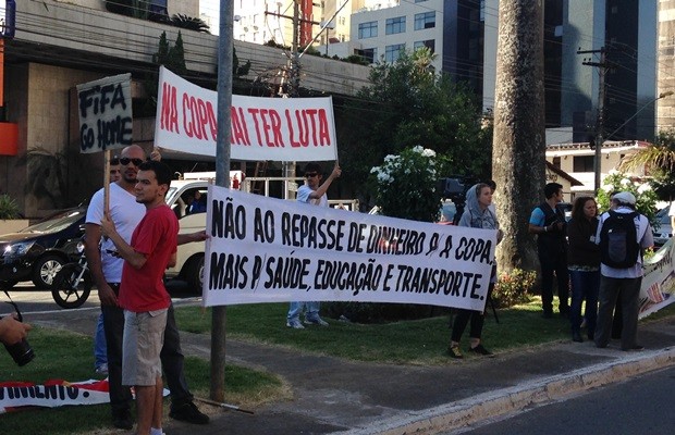 Grupo protesta na frente do hotel em que a seleção brasileira está hospedada, em Goiânia (Foto: Luísa Gomes/G1)