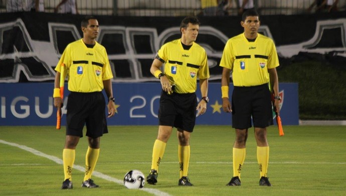 RN - árbitro Caio Max Augusto Vieira (centro) (Foto: Diego Simonetti/ABC FC/Divulgação)
