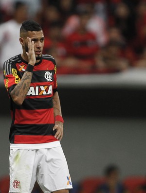 Paulinho Flamengo Coritiba (Foto: ADALBERTO MARQUES/ESTADÃO CONTEÚDO)