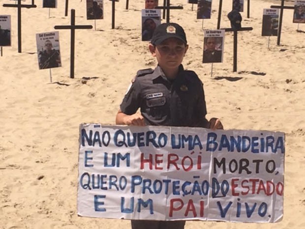 Filho de PM participa de protesto no Rio contra a morte de policiais (Foto: Alba Valéria Mendonça/G1)