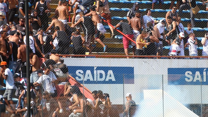 Briga torcida Corinthians x Goiás, Copa São Paulo de Juniores (Foto: Marcos Bezerra / Ag. Estado)