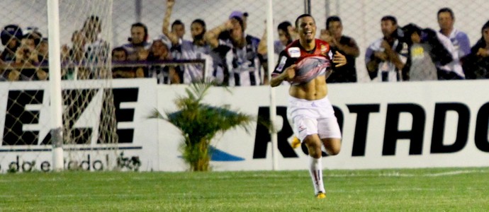 Badé comemora gol do Campinense (Foto: Leonardo Silva / Jornal da Paraíba)