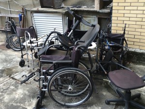 Cadeiras de rodas estão abandonadas nos fundos do Hospital Mário Kröeff (Foto: Cristina Boeckel/ G1)