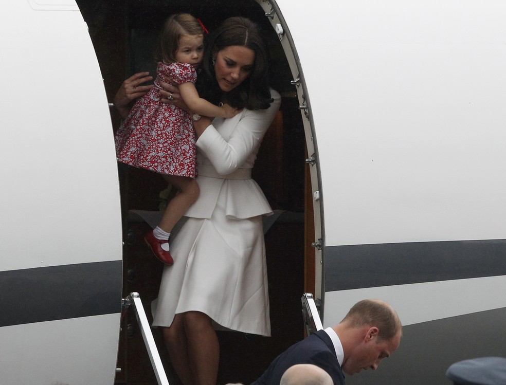 Kate Middleton desembarca com a princesa Charlotte no colo ao chegar na Polônia (Foto: AP Photo/Czarek Sokolowski)