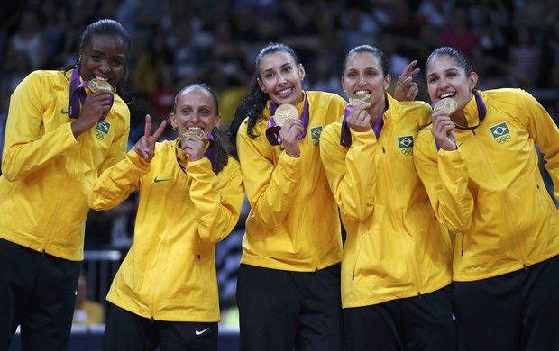 Fabiana, Fabi, Sheilla, Dani Lins e Natália Brasil ouro vôlei Jogos de Londres (Foto: Ivan Alvarado/Reuters)