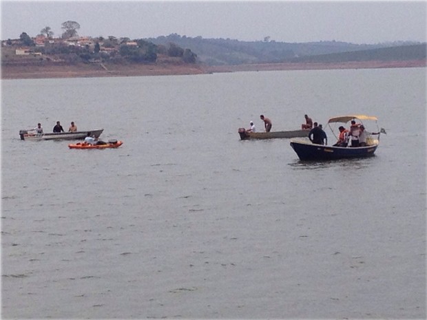 Embarcaes resgatam casal que estava em helicptero que caiu no Lago de Furnas, em Fama (Foto: Pedro Henrique Fonseca)