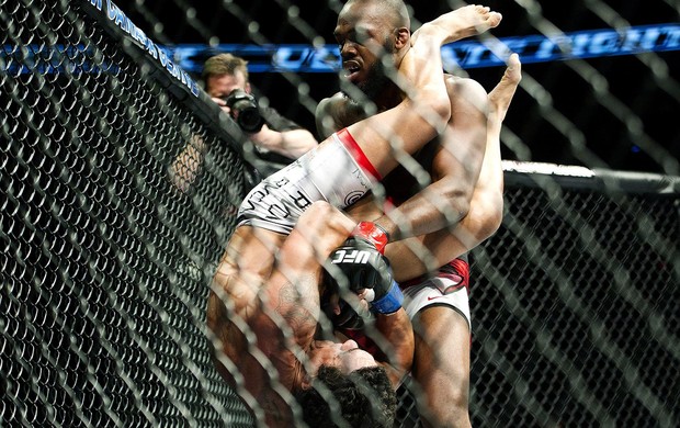 UFC 152 JOn jones e vitor belfort (Foto: Agência AP)