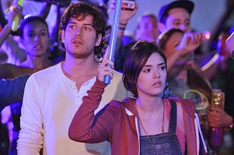Bento (Marco Pigossi) e Giane (Isabelle Drummond) no protesto do primeiro capítulo (Foto: TV Globo)