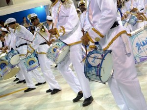 Bateria da Novo Império durante desfile no Carnaval de 2012. (Foto: Welinton Aiolfi/G1 ES)