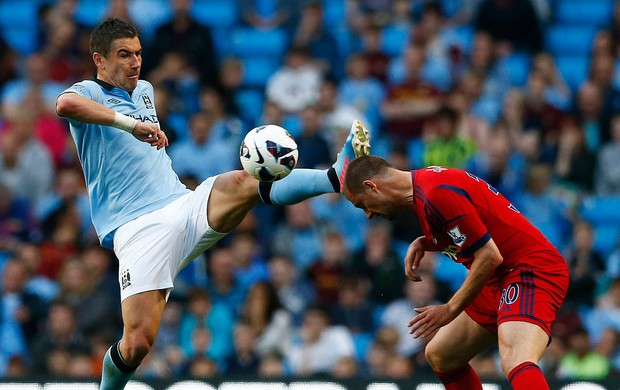 kolarov tamas manchester x city west bromwich (Foto: Reuters)