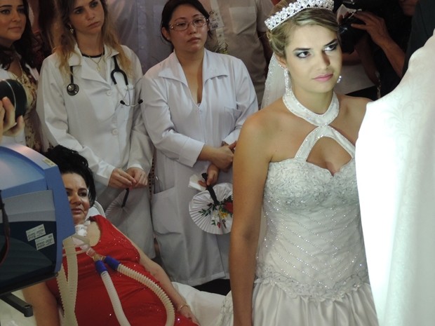 Rita acompanha o casamento da filha na capela do Hospital de Base (Foto: Marcos Lavezo/G1)