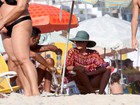 Carolina Ferraz vai a praia com o namorado no Rio