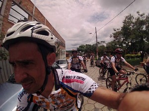 Marcus Vinícius Moreira em 'selfie' durante bike romaria em 2013 (Foto: Marcus Vinícius Moreira/Arquivo pessoal)