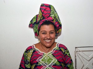 Regina Casé acompanha Ilê Aiyê no carnaval de Salvador (Foto: Diogo Macedo/Ag. Haack)