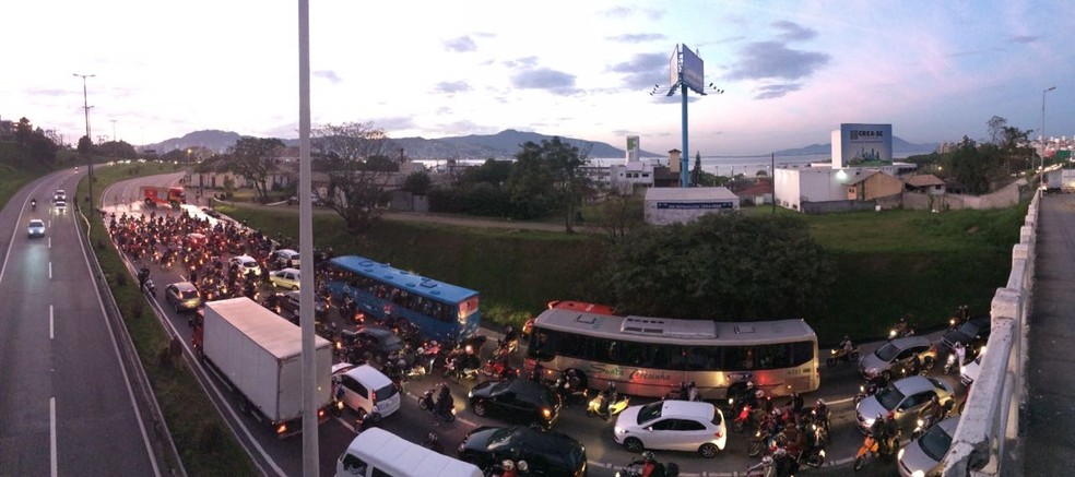 Fechamento da Via Expressa causou congestionamento da entrada da ilha (Foto: Naim Campos/RBS TV)