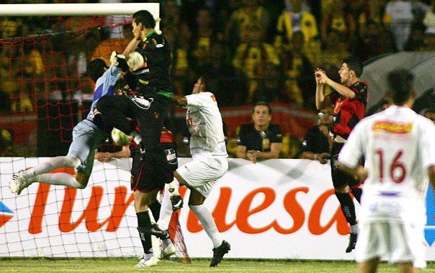 Saulo goleiro gol Sport (Foto: Ag. Estado)