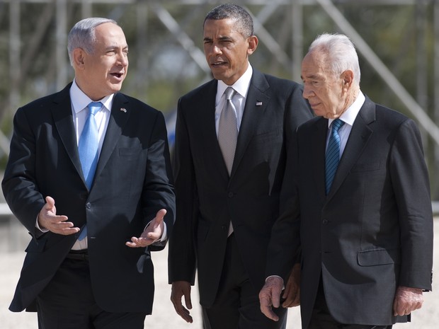 Presidente dos EUA, Barack Obama, caminha ao lado do presidente israelense, Shimon Peres e do primeiro-ministro de Israel, Benjamin Netanyahu, após a colocação de uma coroa de flores durante uma cerimônia no túmulo de Theodor Herzl (Foto: AFP PHOTO / Saul LOEB) Presidente dos EUA, Barack Obama, caminha ao lado do presidente israelense, Shimon Peres e do primeiro-ministro de Israel, Benjamin Netanyahu, após a colocação de uma coroa de flores durante uma cerimônia no túmulo de Theodor Herzl (Foto: AFP PHOTO / Saul LOEB)