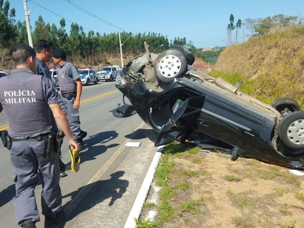 G1 Criminosos capotam veículo roubado durante perseguição no ES