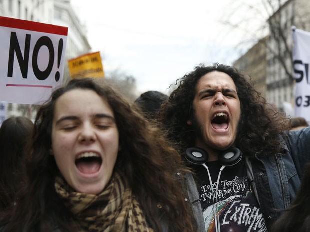 Alunos de universidades espanholas gritam palavras de ordem contra o governo (Foto: Andreas Comas/Reuters)
