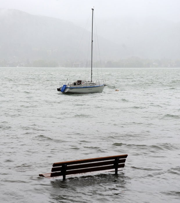 Barco é visto em lago que transbordou na cidade alemã de Tegernsee (Foto: Andreas Gebert/AFP)