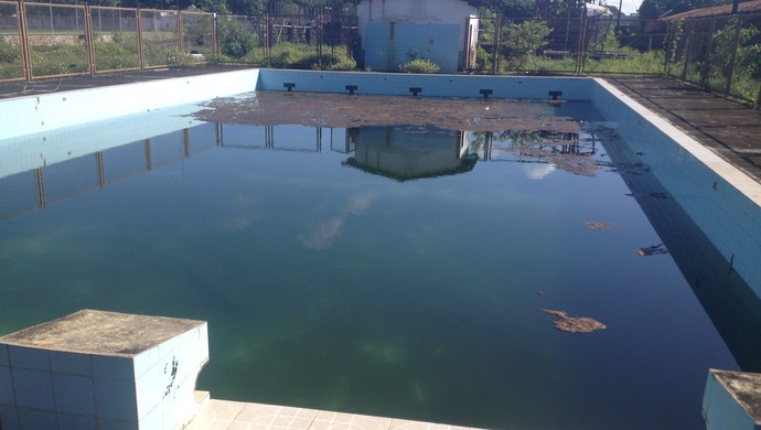 Tradicional piscina do Amapá está em estado de abandono desde 2008 (Foto: Rafael Moreira/GE-AP)