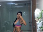 Bella Falconi faz selfie em frente ao espelho e mostra barriga chapada