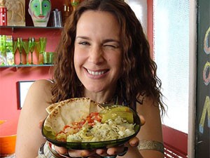 Tizinha curte pratos exóticos: jiló ao escabeche é o preferido (Foto: Malhação / Tv Globo)