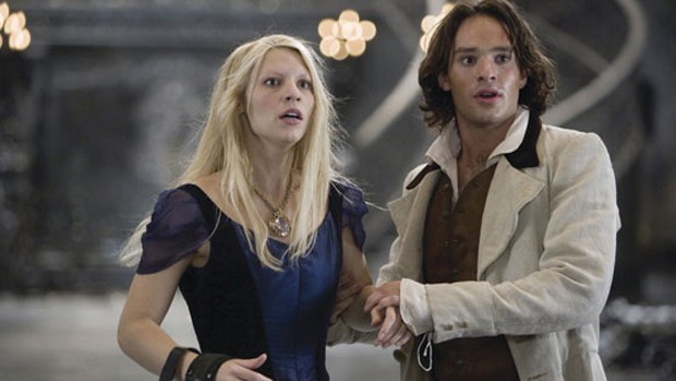 Claire Danes vive uma estrela em perigo em 'Stardust - O Mistério da Estrela' (Foto: Reprodução) Claire Danes vive uma estrela em perigo em 'Stardust - O Mistério da Estrela' (Foto: Reprodução)