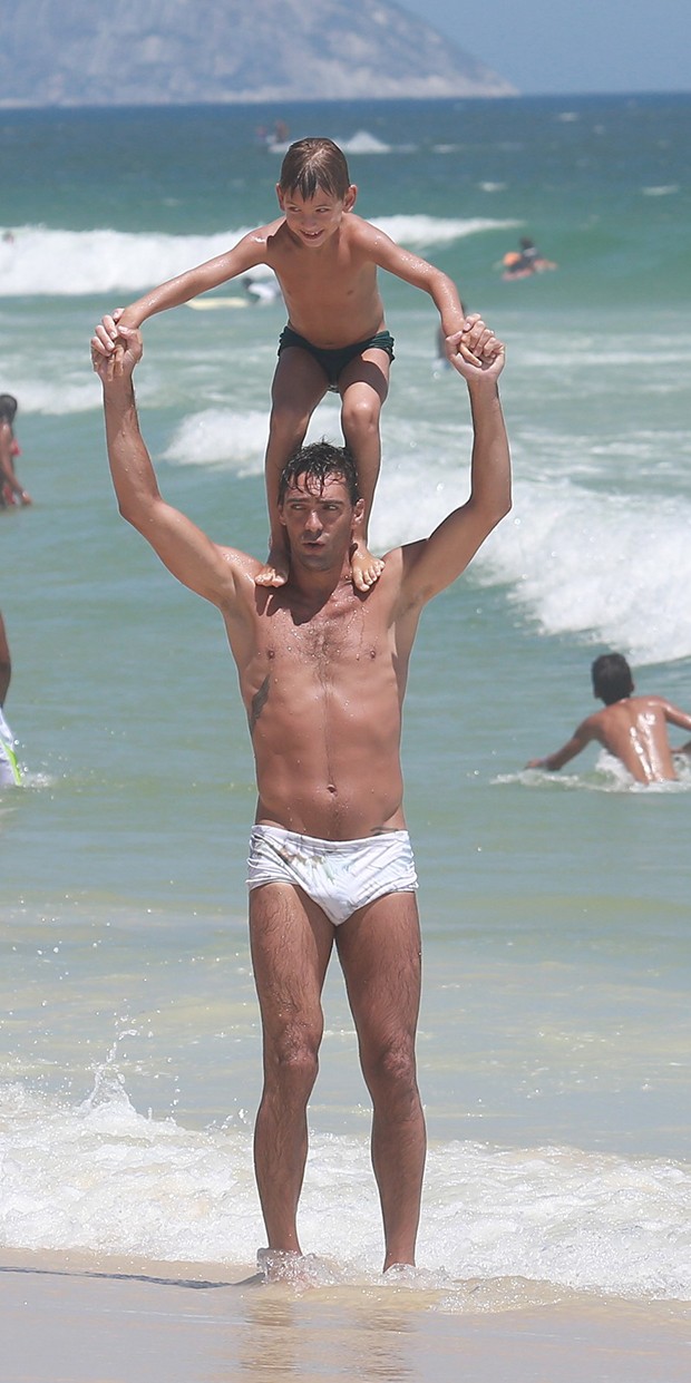 Giba com a mulher, Maria Luiza e o filho, Patrick se divertem na praia da Barra da Tijuca (Foto: Dilson Silva / AGNews.) Giba com a mulher, Maria Luiza e o filho, Patrick se divertem na praia da Barra da Tijuca (Foto: Dilson Silva / AGNews.)