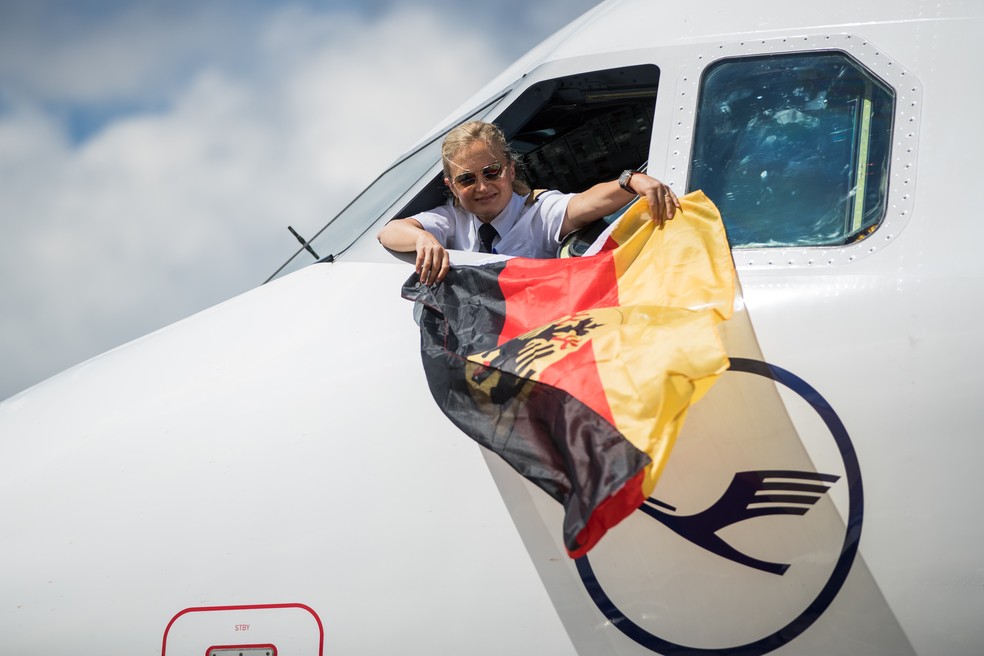 Retorno do avião da Alemanha após título da Copa das Confederações (Foto: Getty Images)