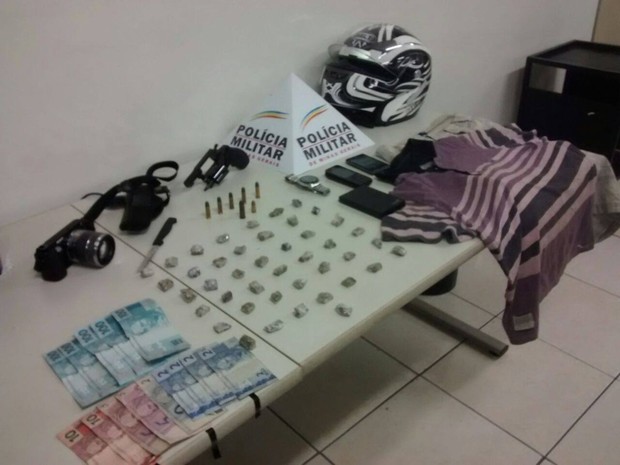 Militares encontraram cinco munições calibre 38, uma munição calibre nove milímetros, uma munição calibre 44, dois telefones celulares além de R$ 550 em dinheiro. (Foto: Polícia Militar/Divulgação)