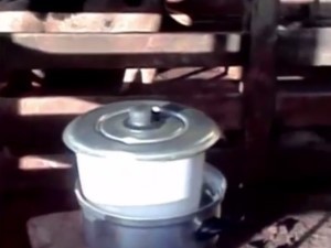 Família afirma que precisa cozinhar dentro de chiqueiro em fazenda de Goiás (Foto: Reprodução/ TV Anhanguera)
